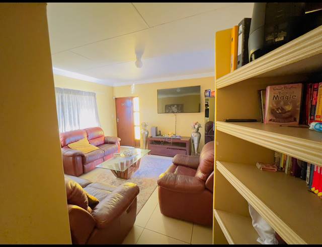 4 BEDROOM HOUSE FOR SALE IN SONHEUWEL EXT 1